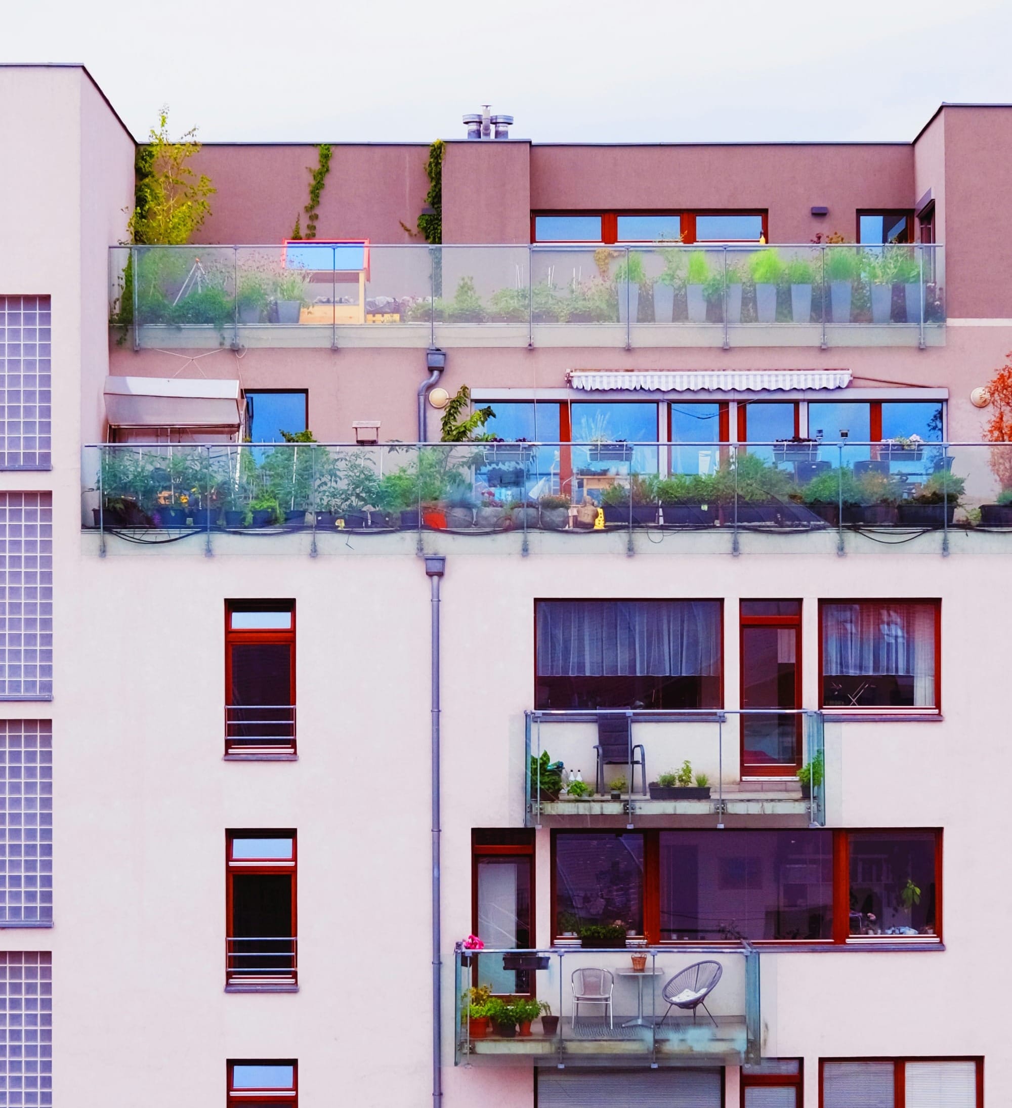 Balcony Bounty: Three Edible Plant Combinations for European Balconies
