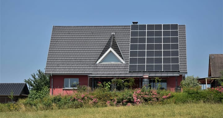 Off-Grid Isn’t All or Nothing: Hybrid Energy Setups for Small Homesteads